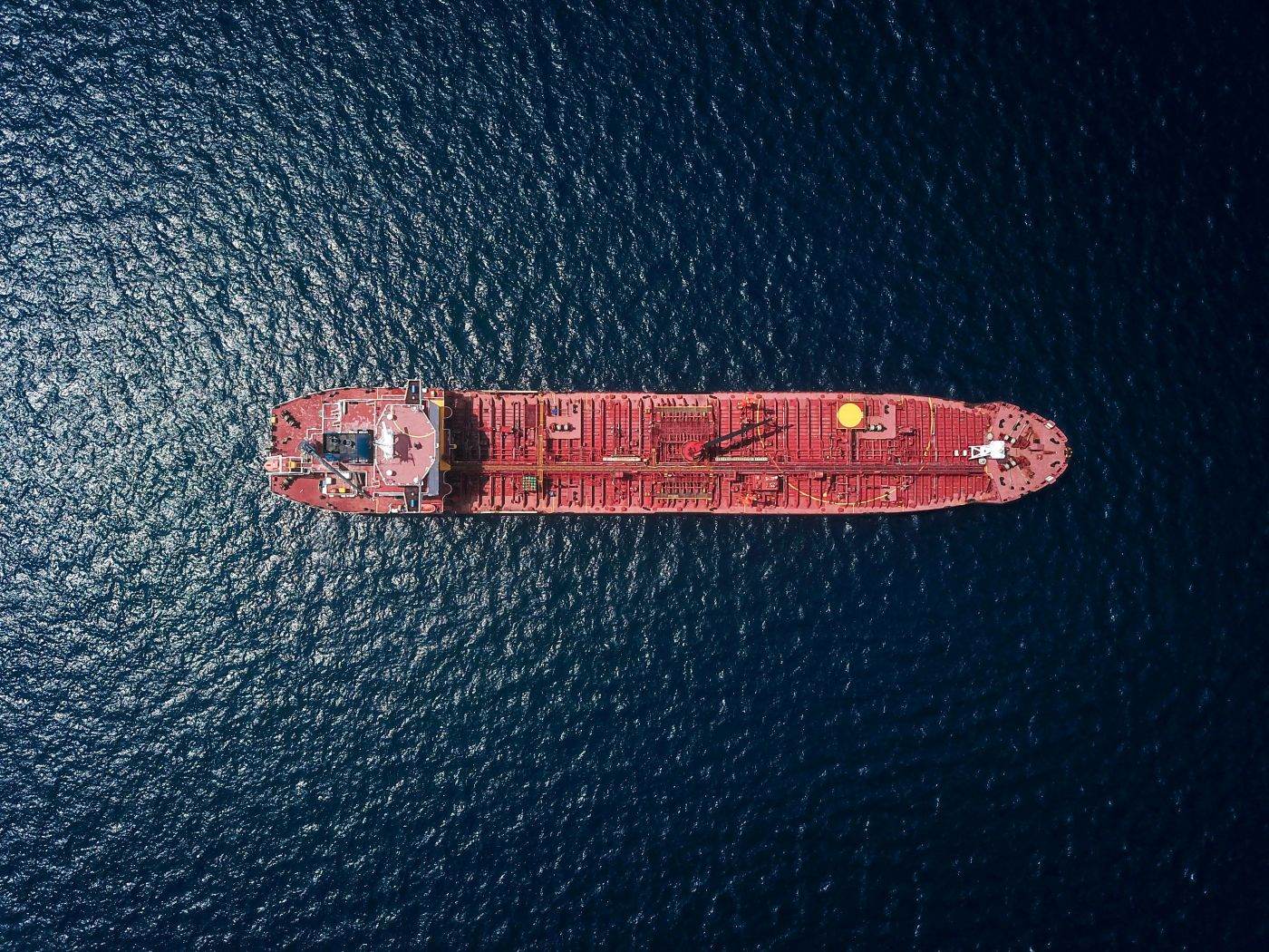 Incident major în Strâmtoarea Hormuz: un petrolier cu peste două milioane de barili de țiței a luat foc