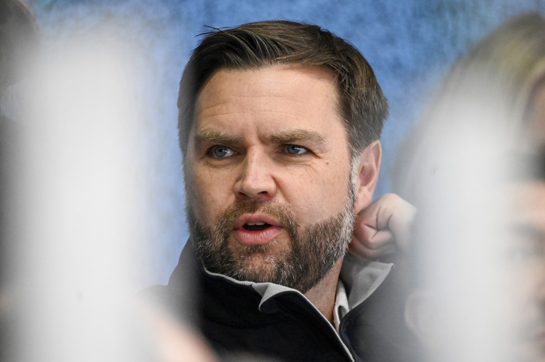 JD Vance asociază imigrația cu violențele din Franța și avertizează asupra viitorului SUA