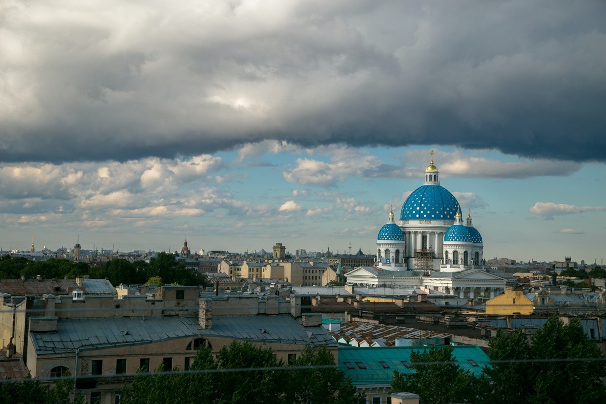 Atac masiv cu drone asupra Sankt Petersburg: infrastructură petrolieră afectată și victime raportate