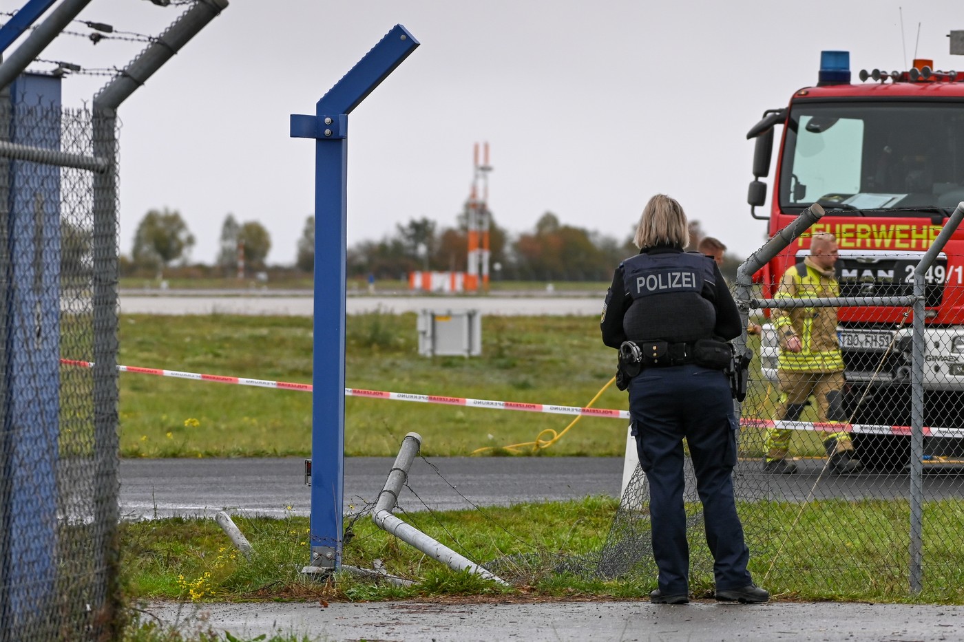 Breșă de securitate la aeroportul Leipzig/Halle: poliția germană investighează o perforație în gard