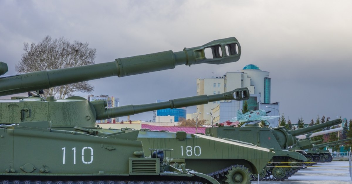 Rusia își reface rezervele de blindate în depozite aflate la proximitatea granițelor NATO