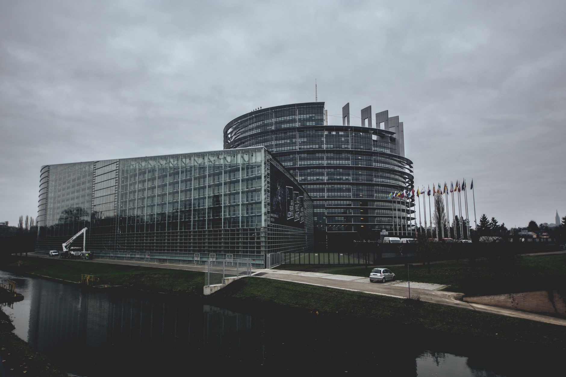 Strategia AfD pentru Europa: Reducerea puterilor UE și renegocierea tratatelor prin veto financiar