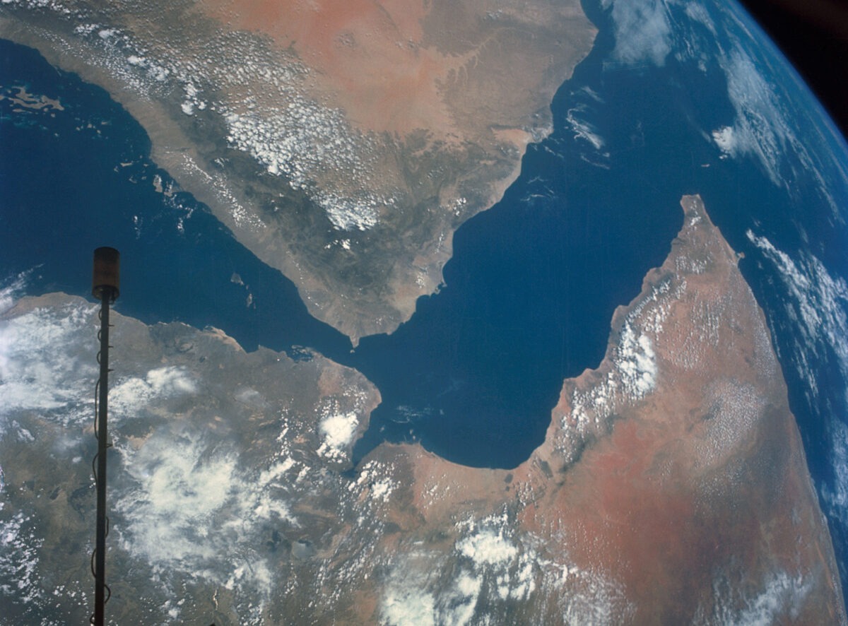 China solicită Iranului limitarea ofensivei rebelilor Houthi în Marea Roșie pentru protejarea rutelor comerciale