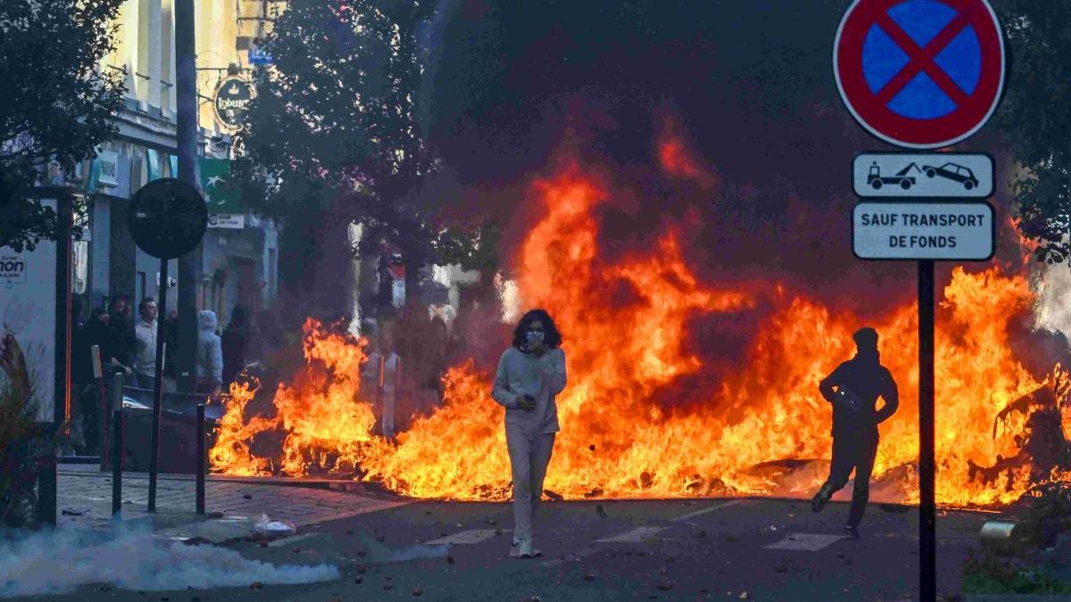 Criza de autoritate în Franța: Între fragmentarea socială și ascensiunea Marinei Le Pen