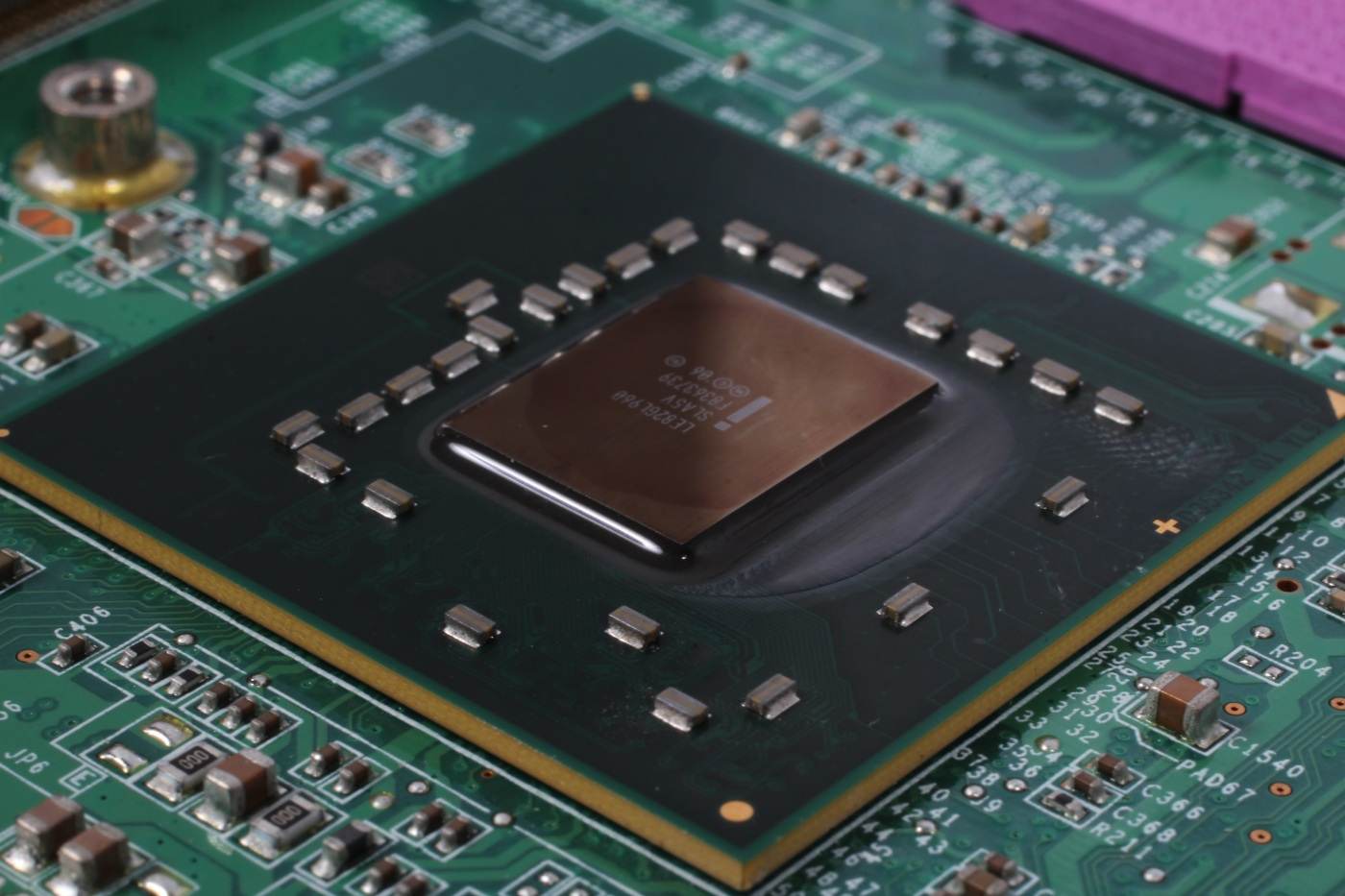 Samsung și SK Hynix modernizează fabricile din China pentru a asigura producția de cipuri avansate