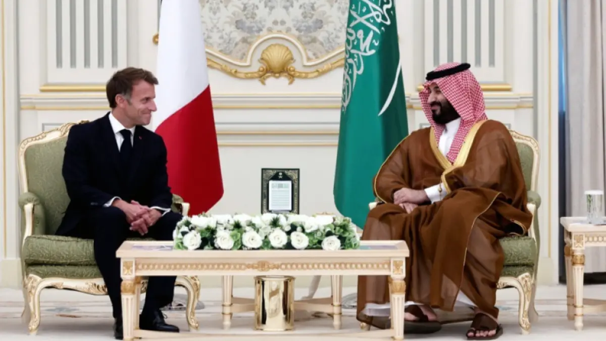 Vizită neanunțată a lui Macron la Riad: Consolidarea parteneriatului energetic și de securitate cu Arabia Saudită