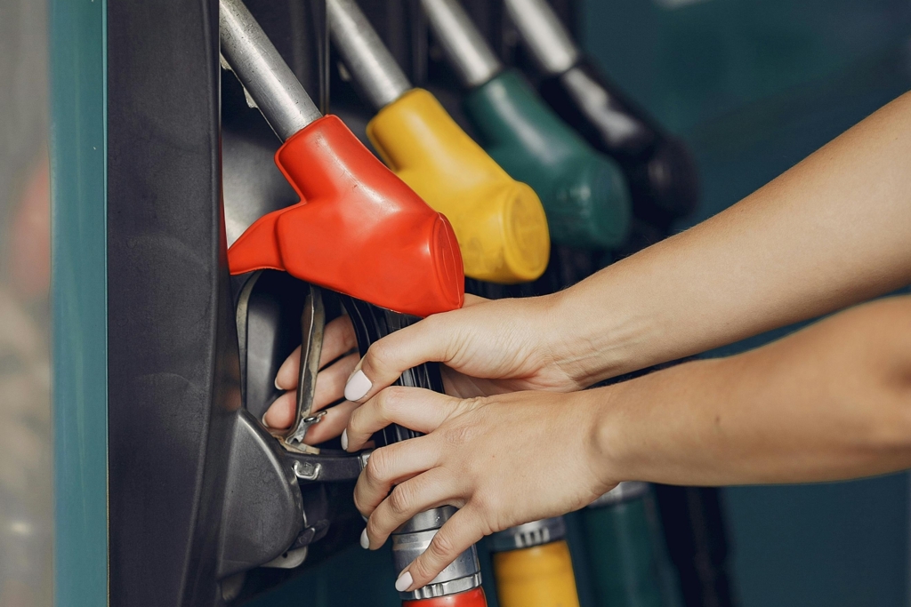 Creșterea prețurilor la petrol sub presiunea instabilității diplomatice din Arabia Saudită și atacurilor Houthi