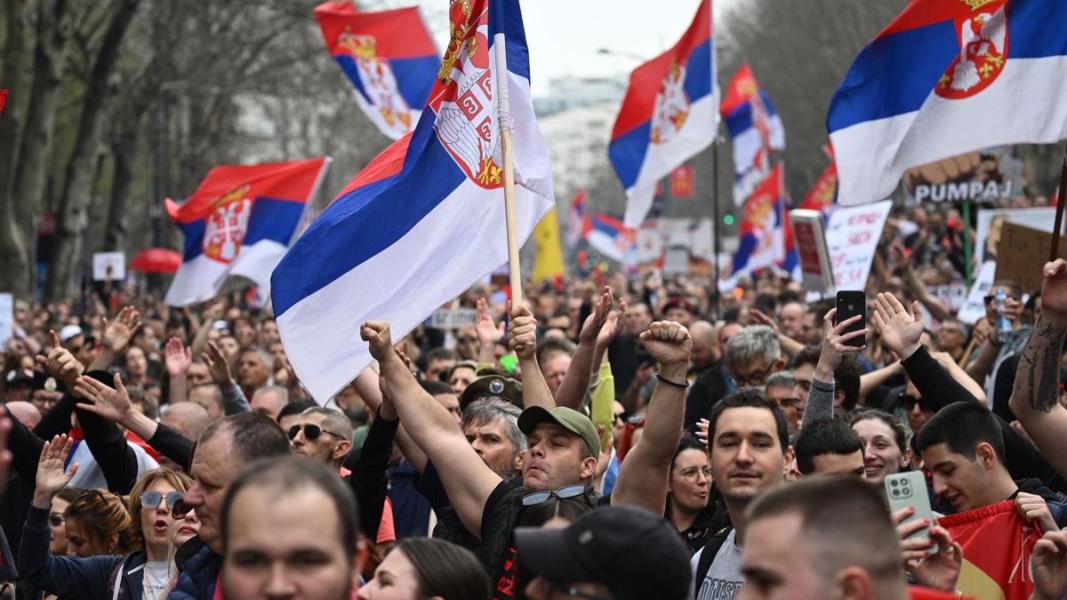 Serbia în pragul unei schimbări politice: Mișcarea studențească contestă regimul lui Aleksandar Vučić