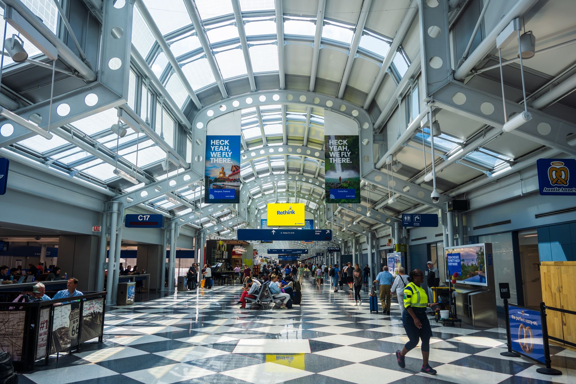 Atac asupra aeroportului Dammam: victime și retragerea personalului diplomatic american din Arabia Saudită
