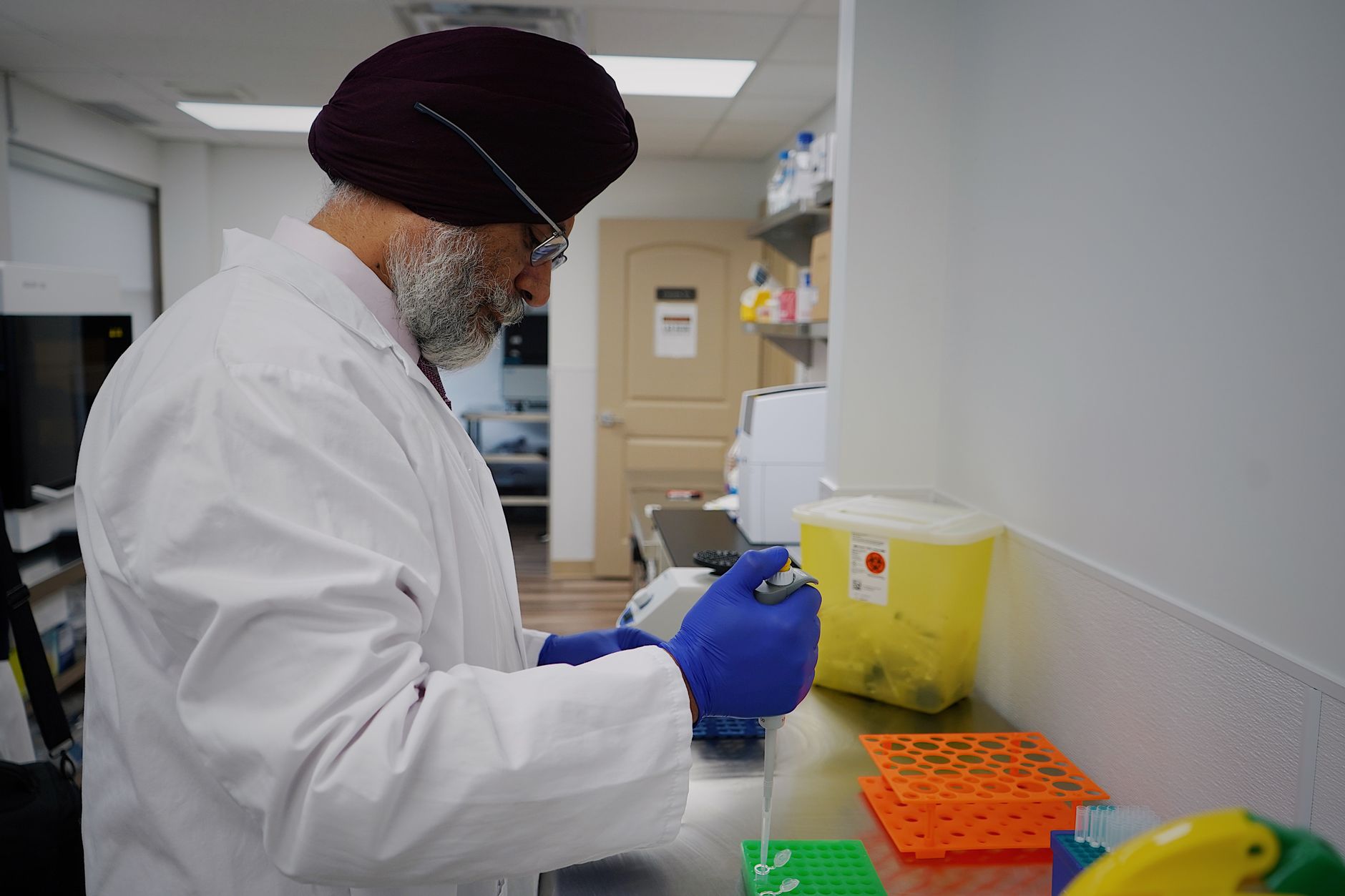 Riscul noilor arme biologice amplificat de inteligența artificială, avertizează experții