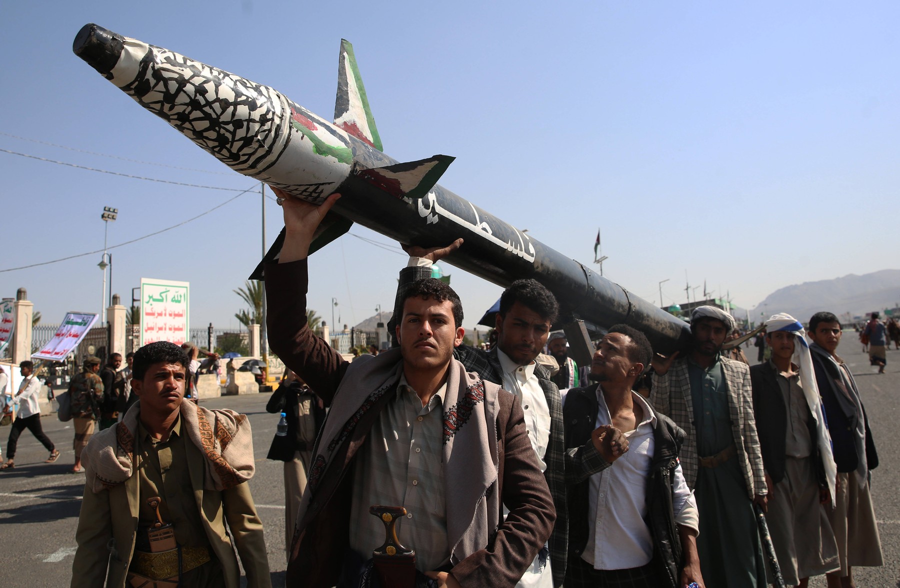 Negocieri directe între delegația SUA și rebelii houthi în Oman: Asigurări privind siguranța navelor în Marea Roșie