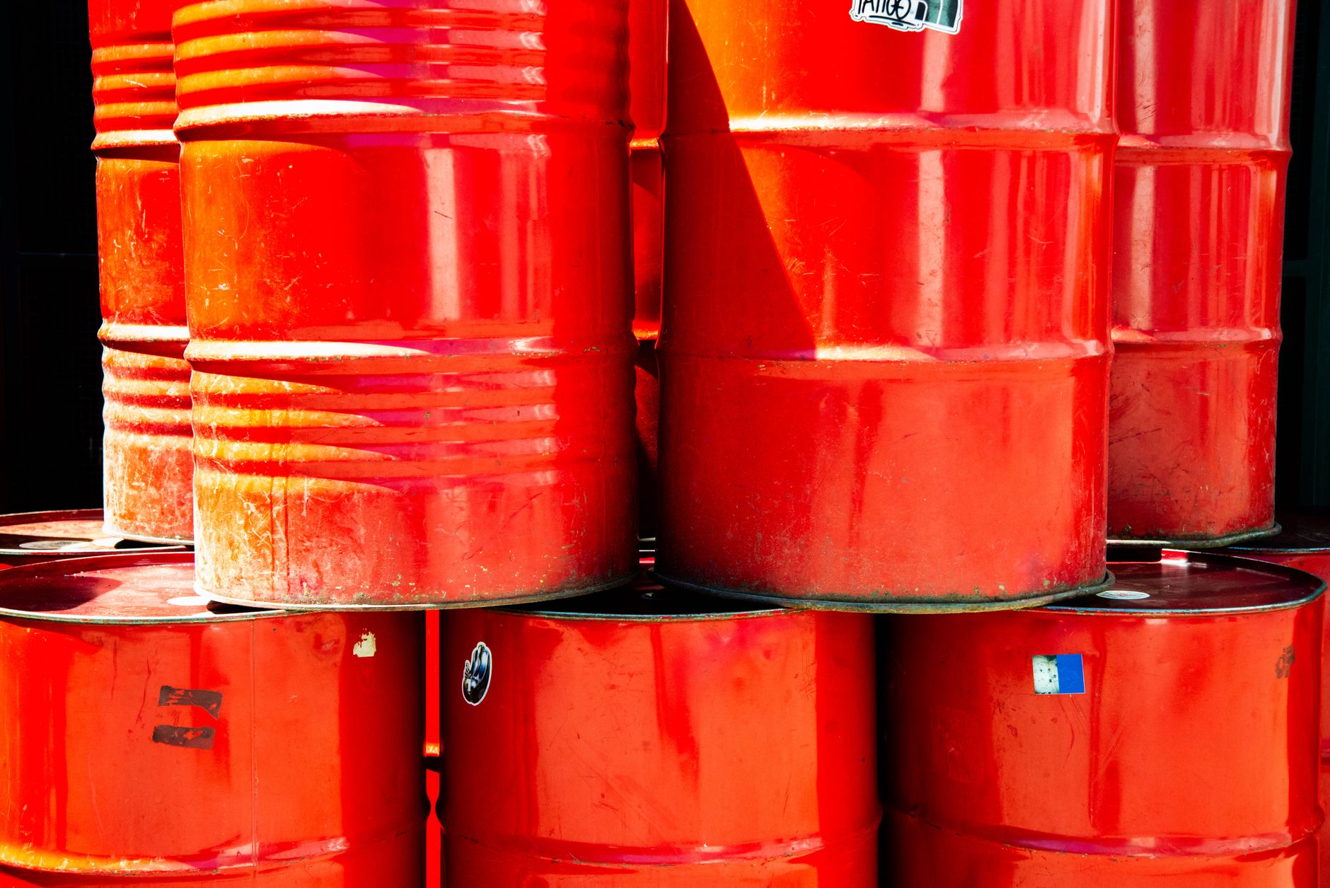 Instabilitate pe piețele globale: Scăderi masive în sectorul AI și prețul petrolului depășește 113 dolari