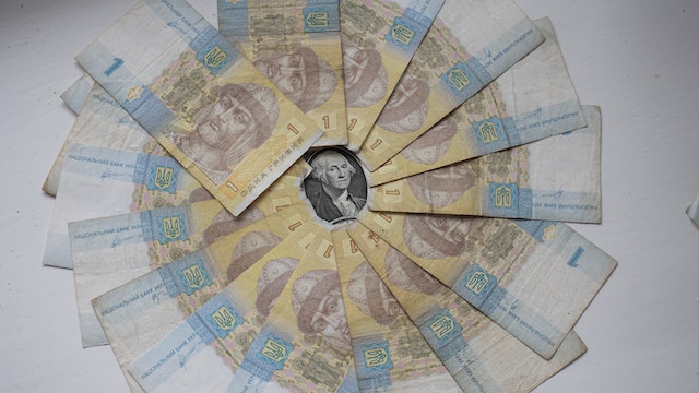 Hrivna atinge un nou minim istoric față de dolar în contextul presiunilor economice din Ucraina