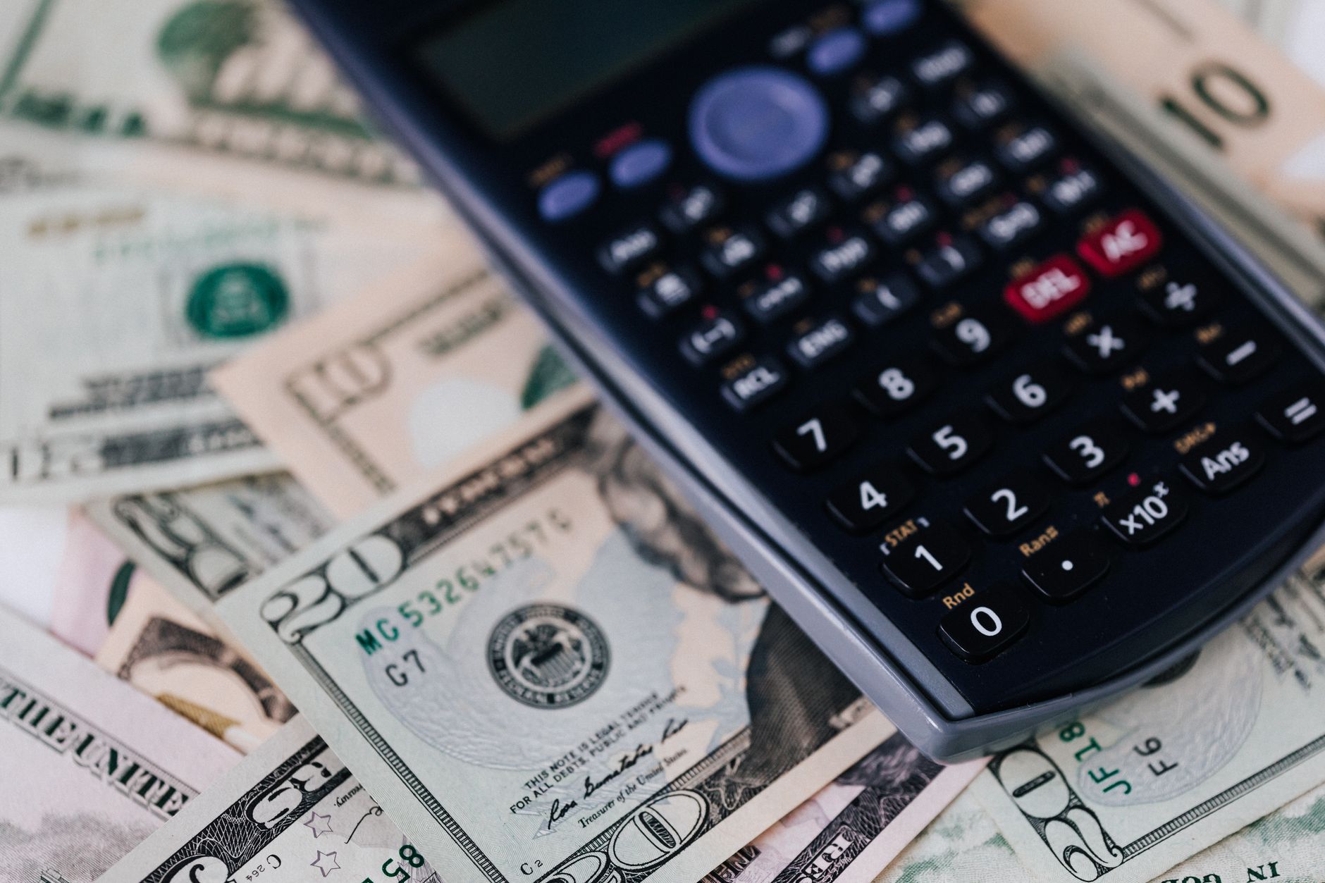 Deprecierea hrivnei: moneda Ucrainei a atins un nou minim istoric față de dolar și euro