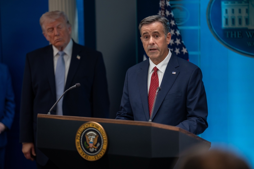 Dilema lui John Ratcliffe: între sprijinul pentru Ucraina și loialitatea față de Donald Trump
