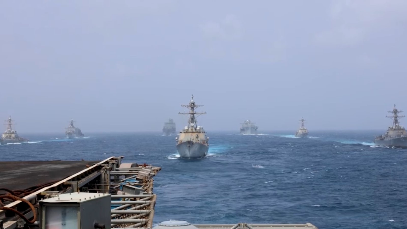 Tensiuni în Golful Persic: Teheran amenință cu interzicerea navelor militare ale SUA în regiune