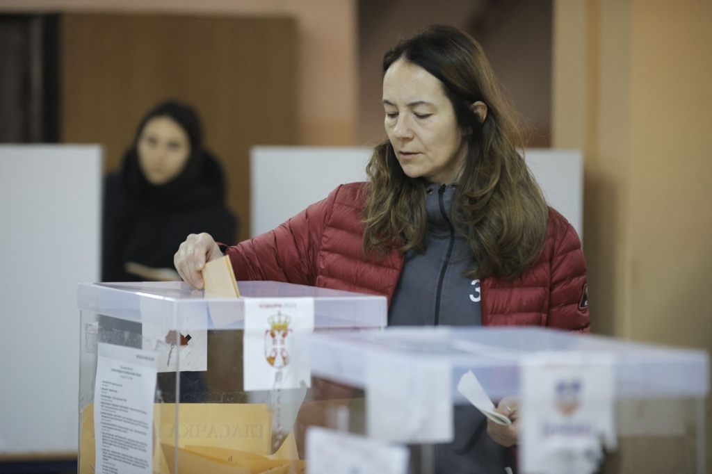 Serbia votează în contextul unui protest studențesc masiv care îl provoacă pe Aleksandar Vucic
