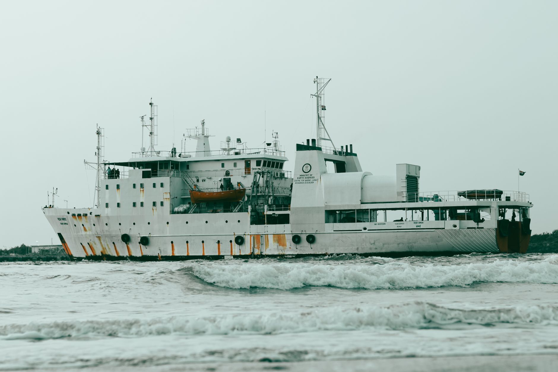 Rusia anunță lovirea unei nave de mărfuri în Marea Neagră și atacuri în Belgorod