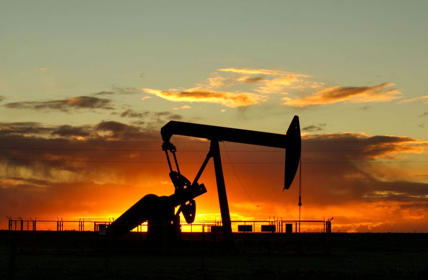 Prețurile petrolului în scădere sub presiunea riscurilor geopolitice din Arabia Saudită și a cererii globale