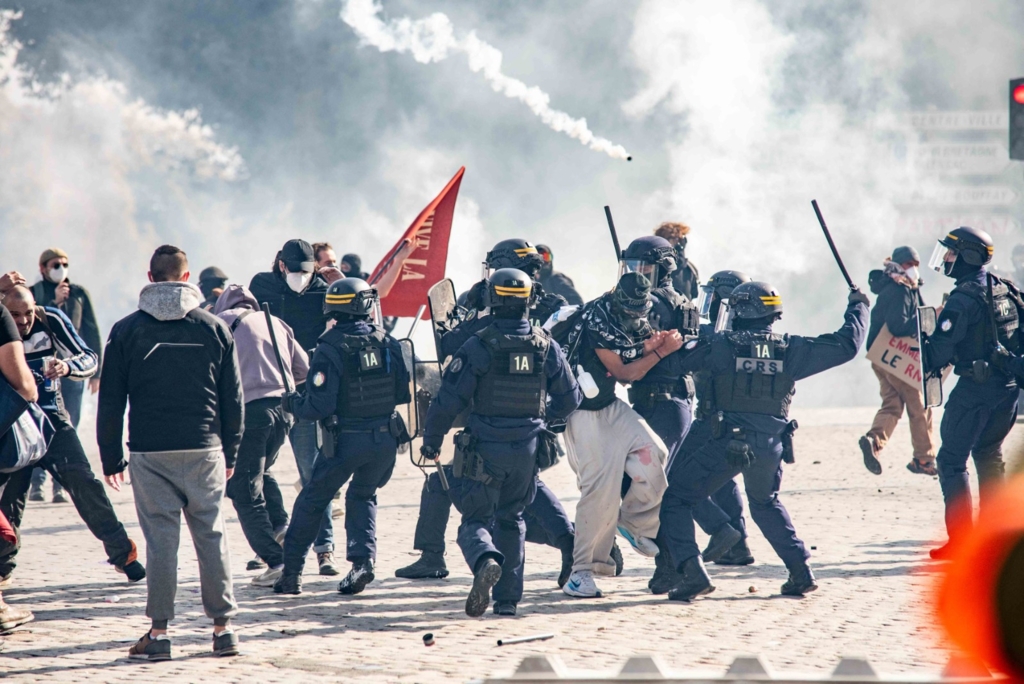 Franța se pregătește pentru noi tulburări sociale: Macron promite măsuri pentru calmarea protestelor
