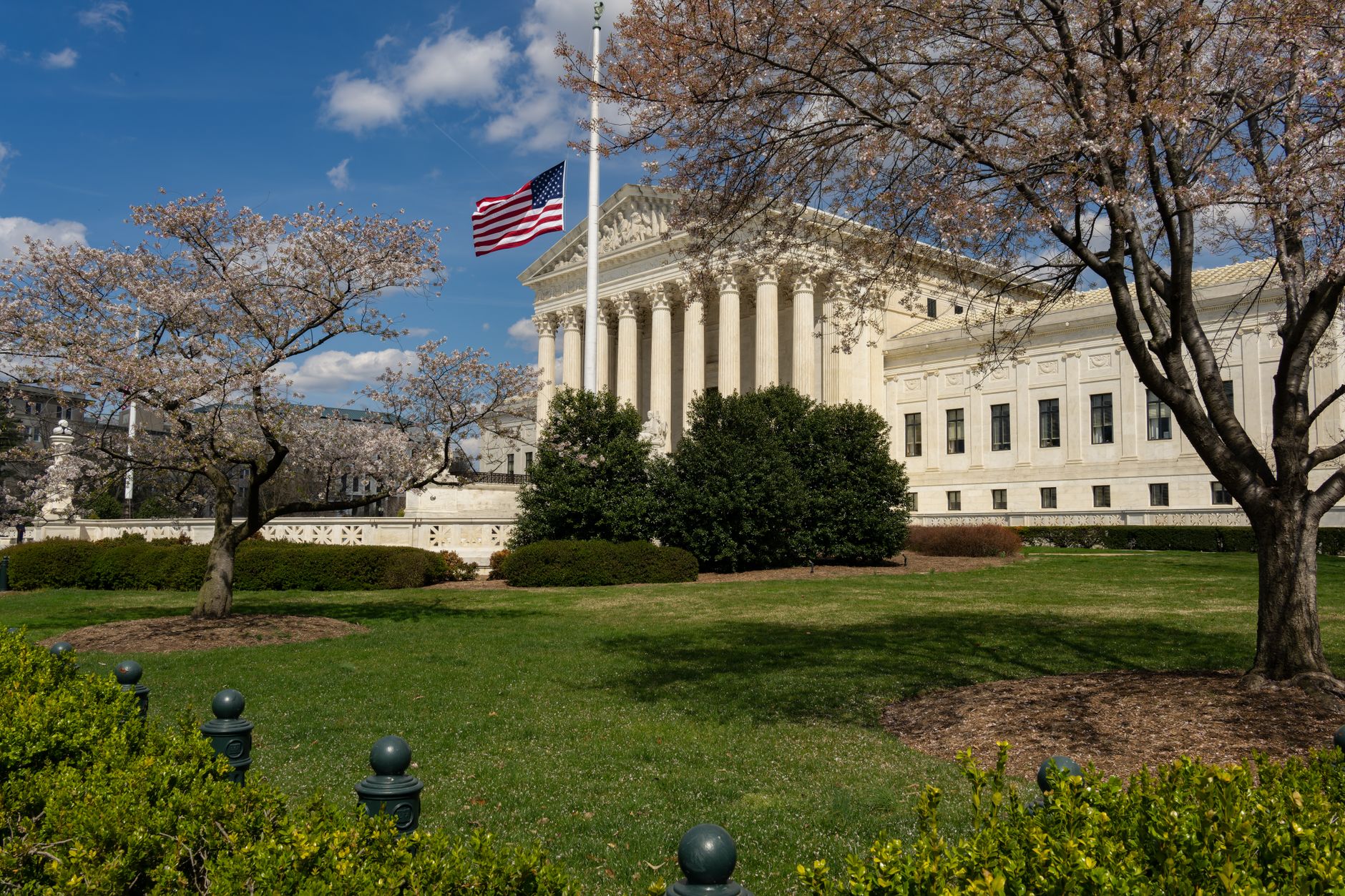 Justiția federală respinge solicitarea administrației Trump de a anula 20.000 de voturi în California