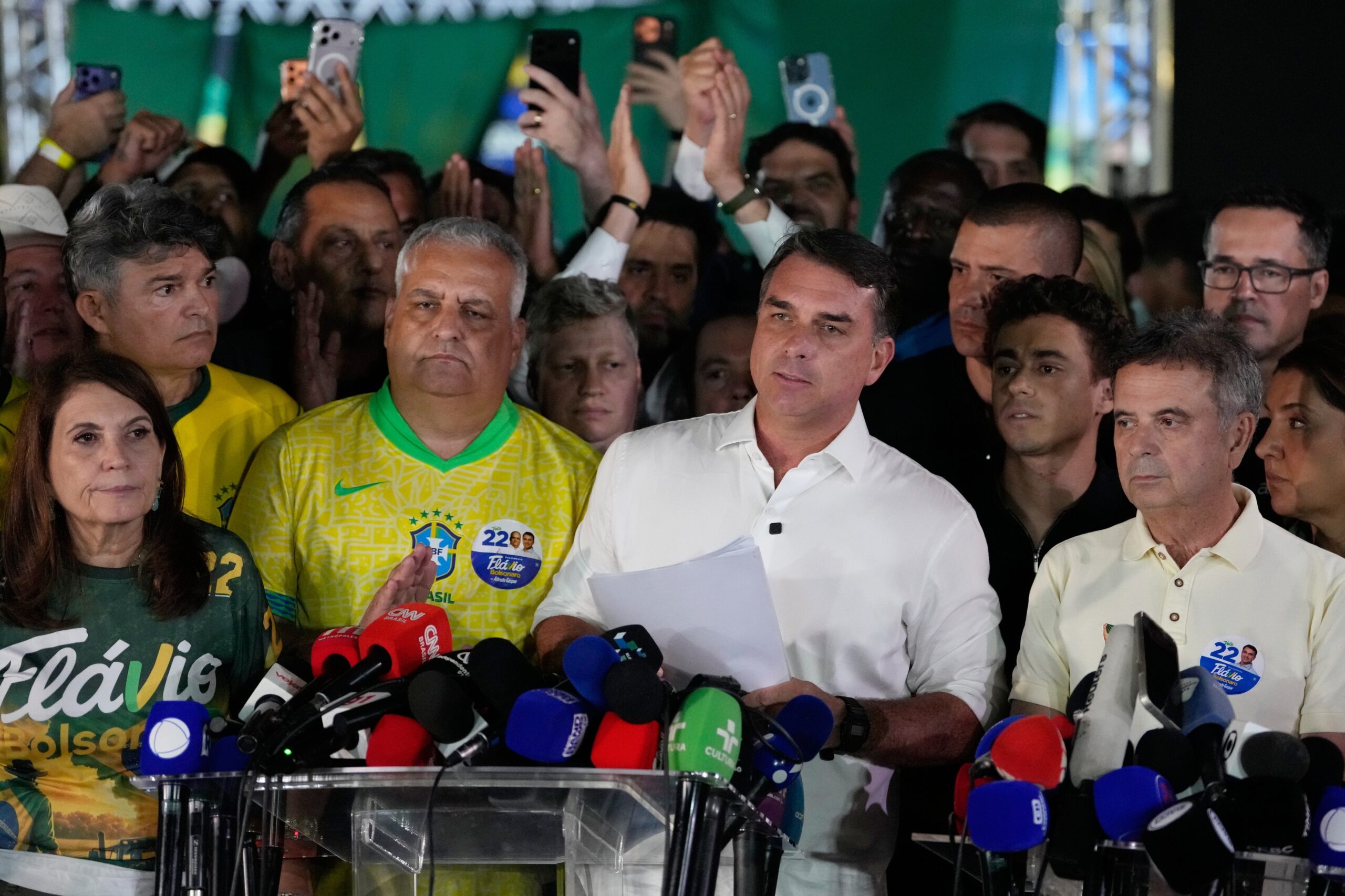 Flávio Bolsonaro ar fi părăsit Brazilia spre SUA pentru a solicita azil politic