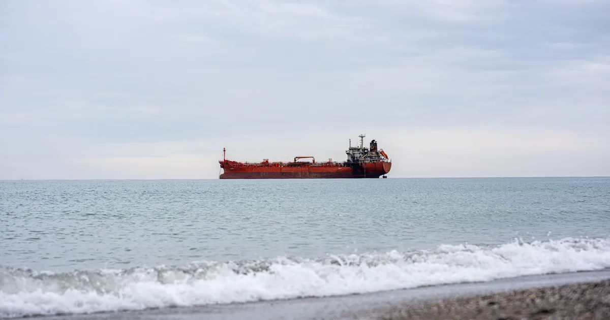 Pericol în Marea Neagră: Containere cu substanțe inflamabile plutesc în derivă după atacul asupra navei CONTSHIP JET