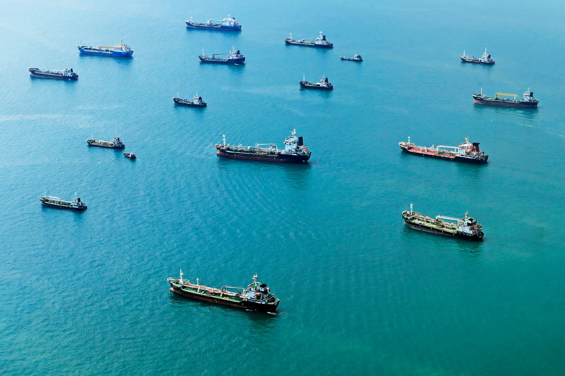 Incendii la trei petroliere în Strâmtoarea Ormuz: Teheranul acuză utilizarea minelor marine