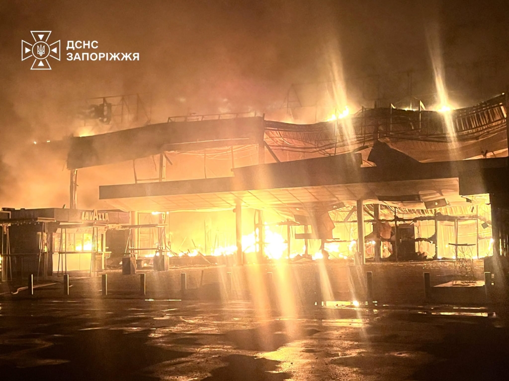 Atac cu drone asupra Zaporojie: Incendiu masiv la centrul comercial Amstor