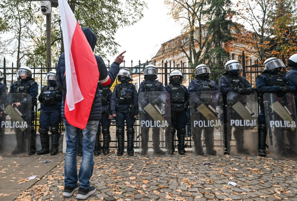Escaladarea crizei instituționale din Polonia: intervenția poliției la Curtea Constituțională
