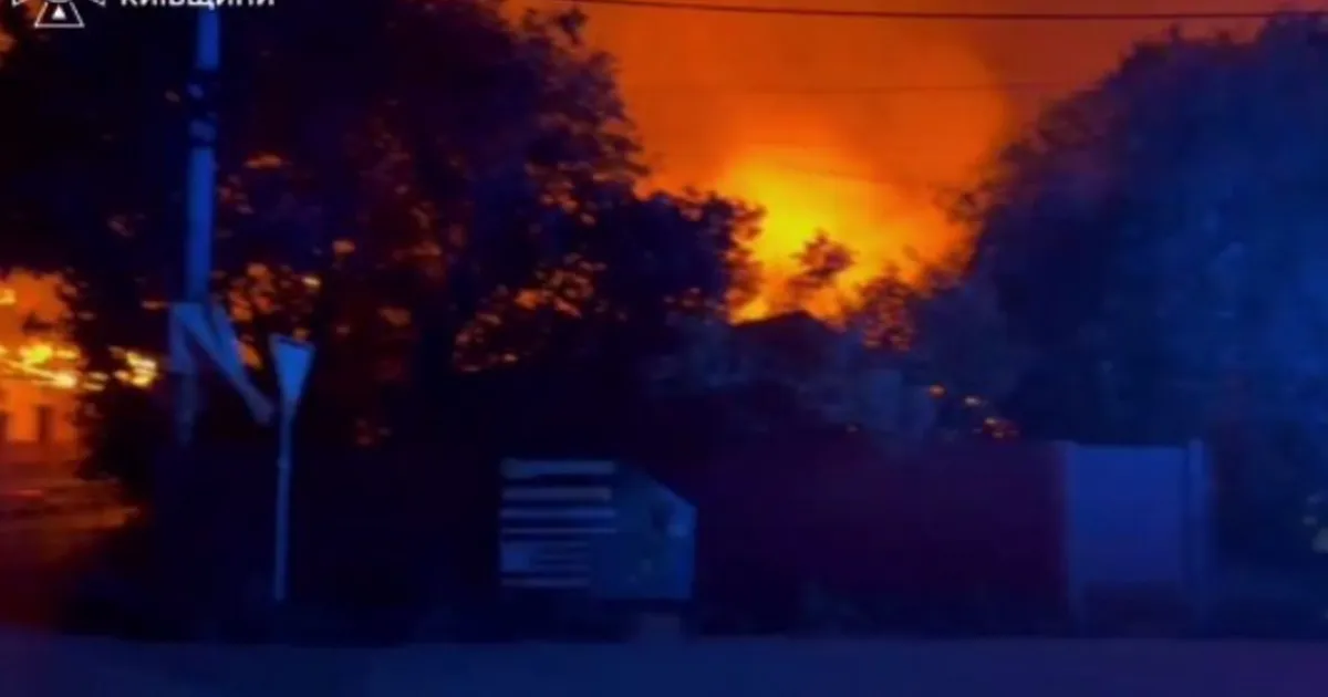 Atac rusesc cu bombe ghidate asupra unui bloc de locuințe din Sumî: victime și distrugeri în Ucraina