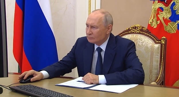Vladimir Putin votează online: Imaginile care au devenit virale în contextul alegerilor pentru Duma de Stat