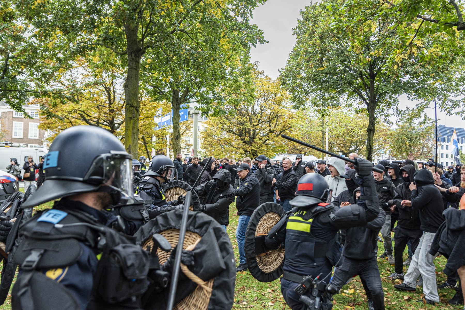 Violențe și simboluri naziste la un protest al extremei drepte organizat de Wij Zijn Het Volk la Haga