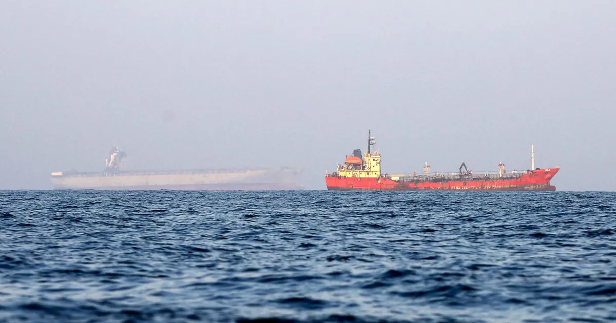Tensiuni crescute în Strâmtoarea Ormuz după lovirea unei nave de un proiectil