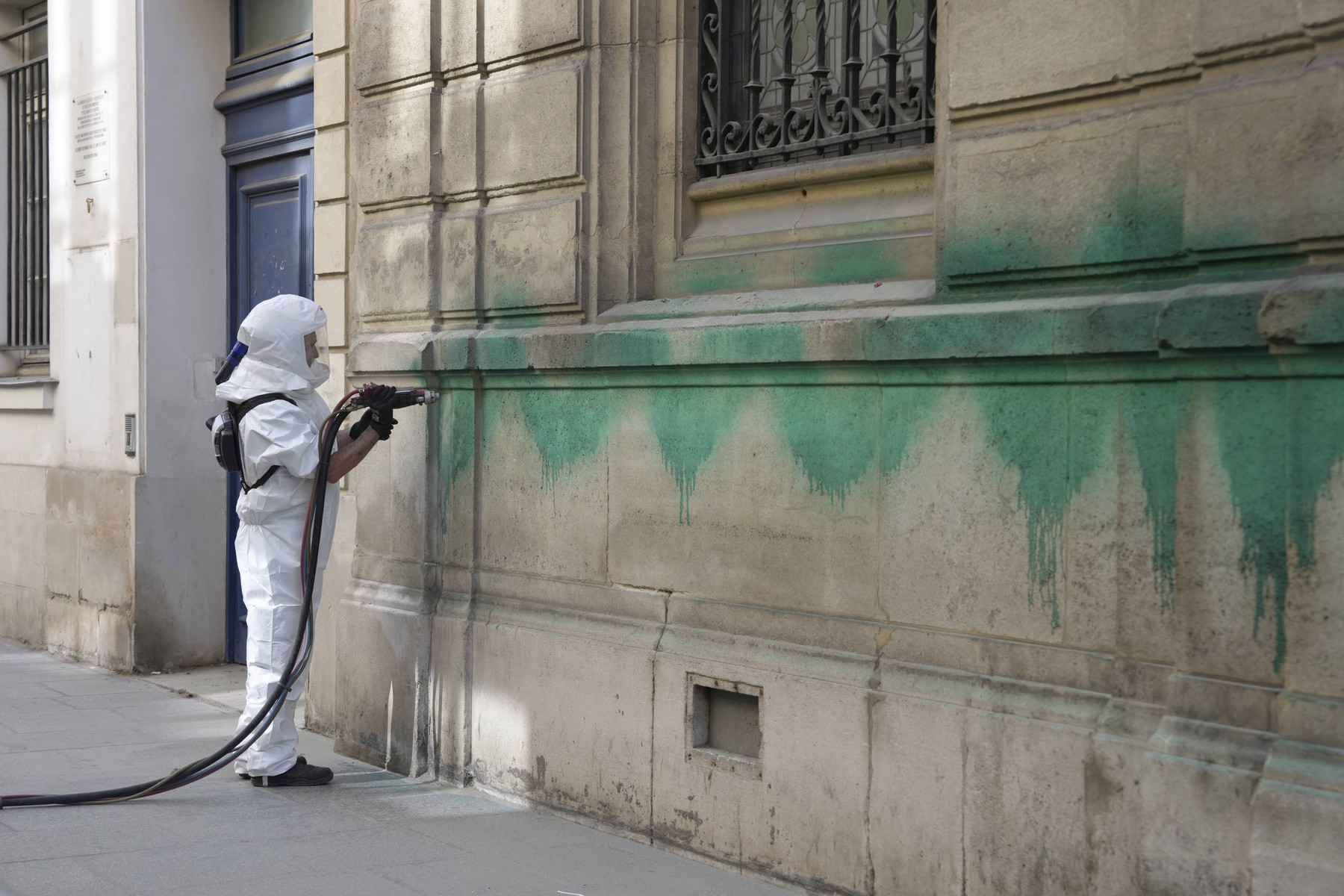 Cetățean moldovean arestat la granița cu România pentru operațiuni de vandalism coordonate de Rusia la Paris