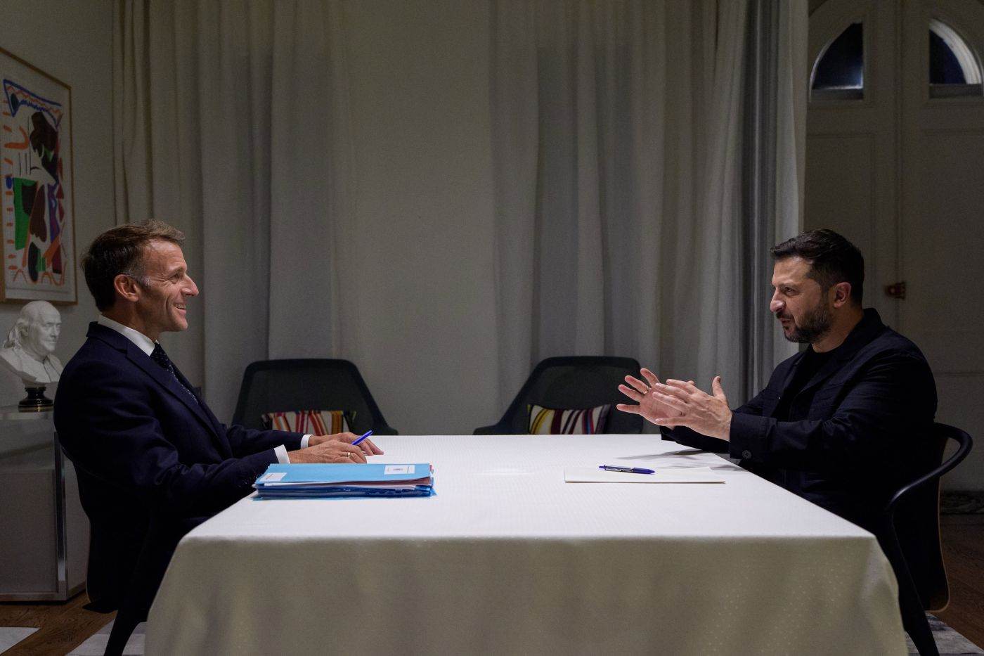 Consolidarea apărării aeriene și sprijinul energetic sunt pe agenda discuțiilor dintre Zelenski și Macron