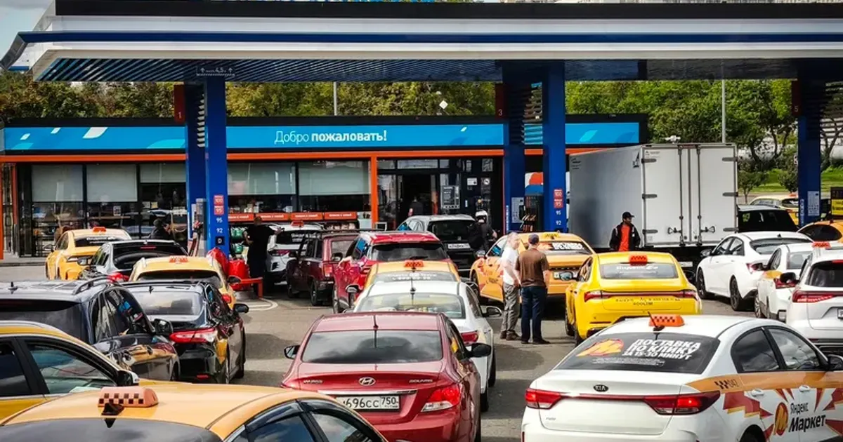 Atacurile ucrainene asupra infrastructurii petroliere au redus cu 45% capacitatea de rafinare a Rusiei