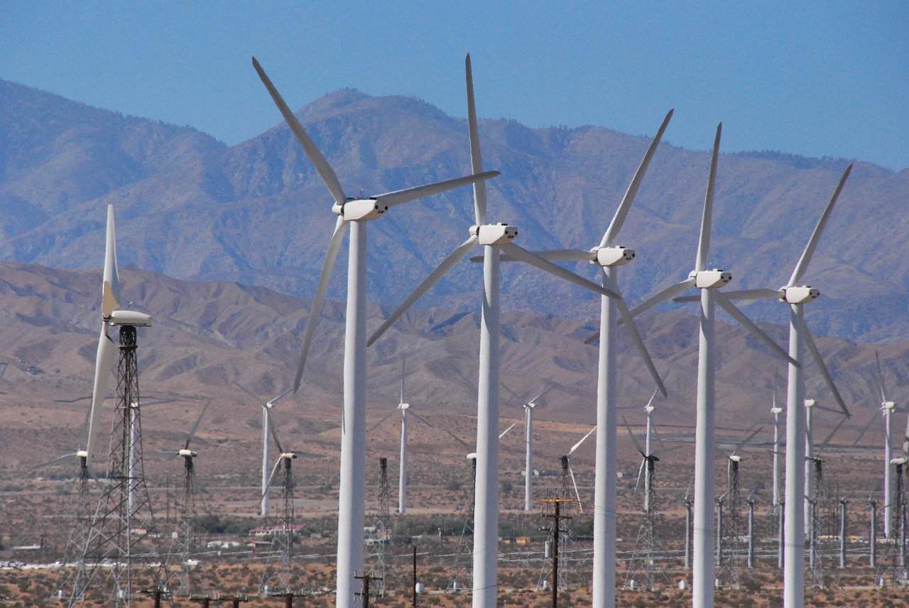 Comisia Europeană menține termenul de eliminare a invertoarelor chinezești din proiectele energetice UE