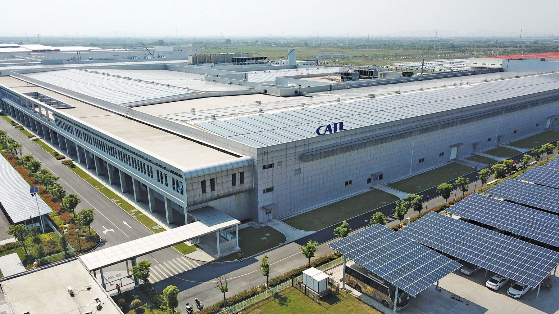 Strategia de hub industrial a Ungariei: Investiții masive de la giganții auto versus închiderea uzinelor mici