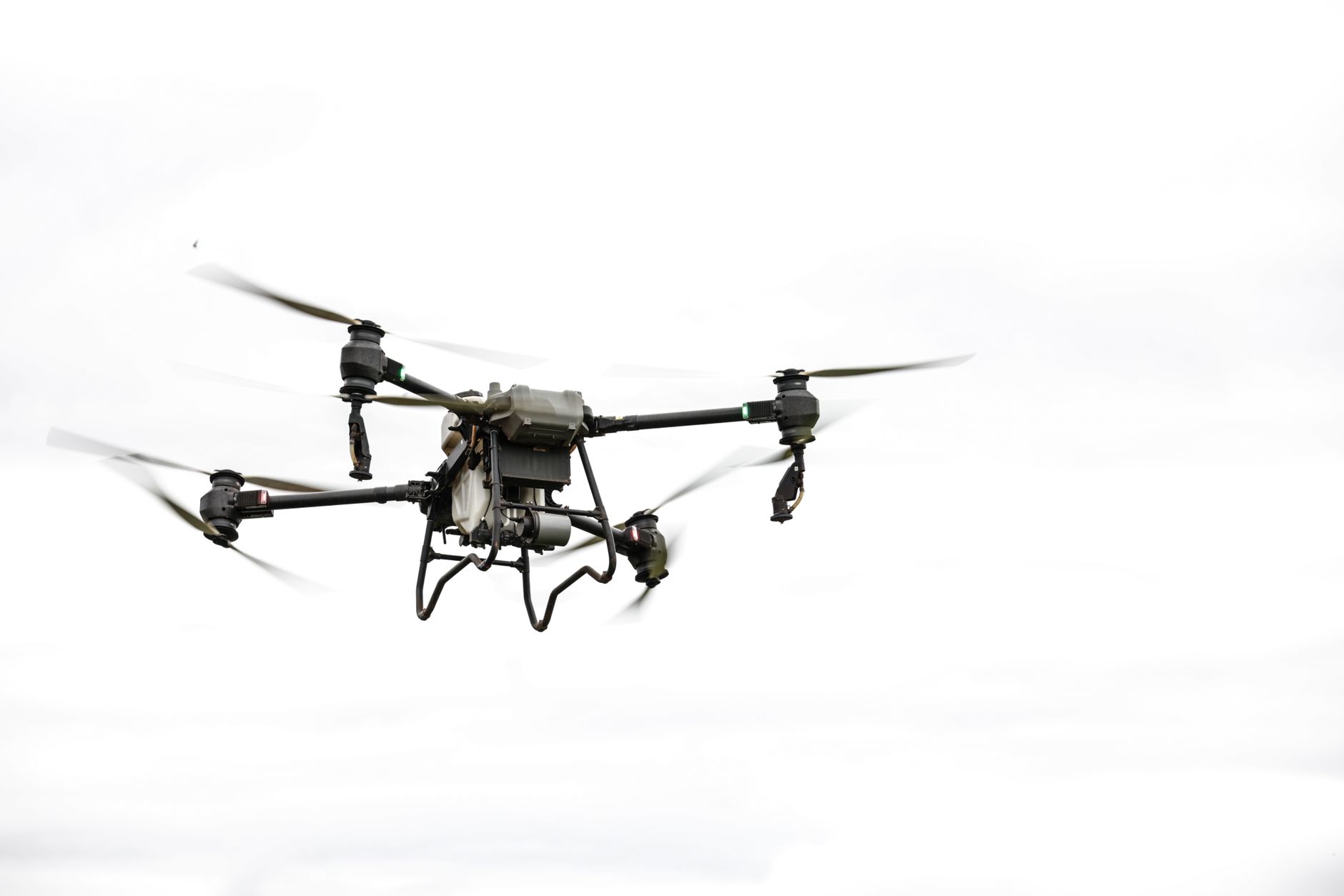 Evoluția tehnologiei dronelor în conflictul dintre Ucraina și Rusia: o luptă pentru supremația aeriană