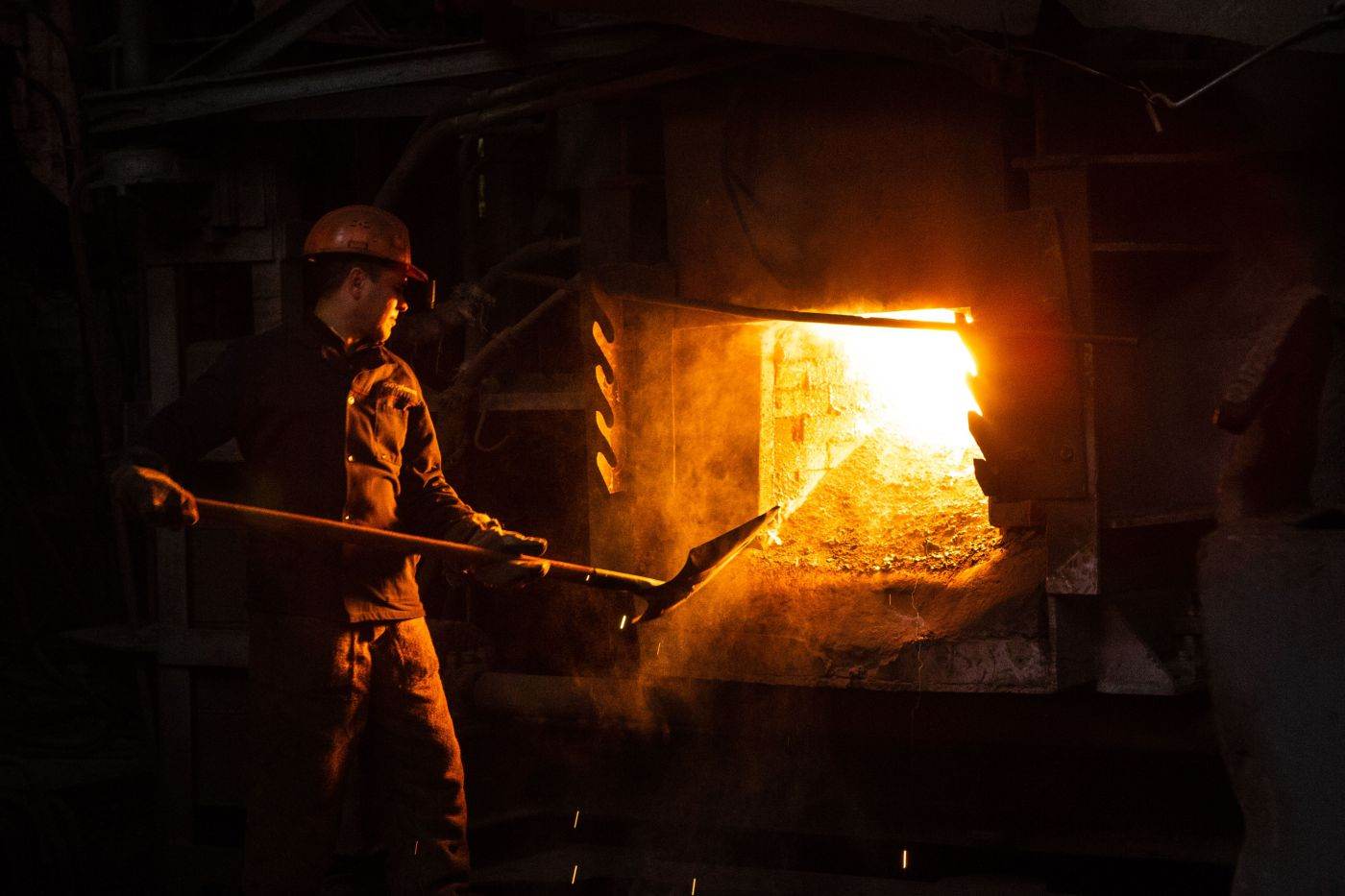 ArcelorMittal suspendă activitatea la cel mai mare combinat siderurgic din Ucraina după atacuri rusești