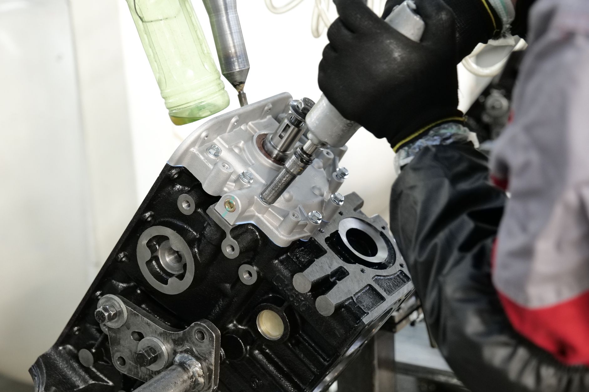 Industria auto caută diversificarea prin sectorul apărării în contextul concurenței chineze