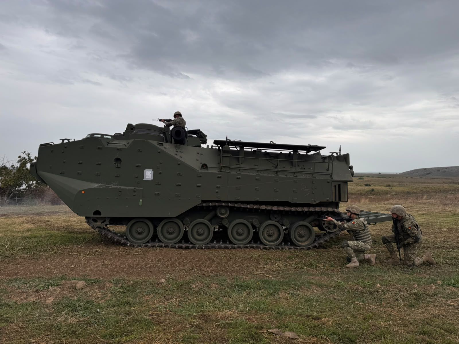 România primește primele vehicule amfibii de asalt AAV din Statele Unite
