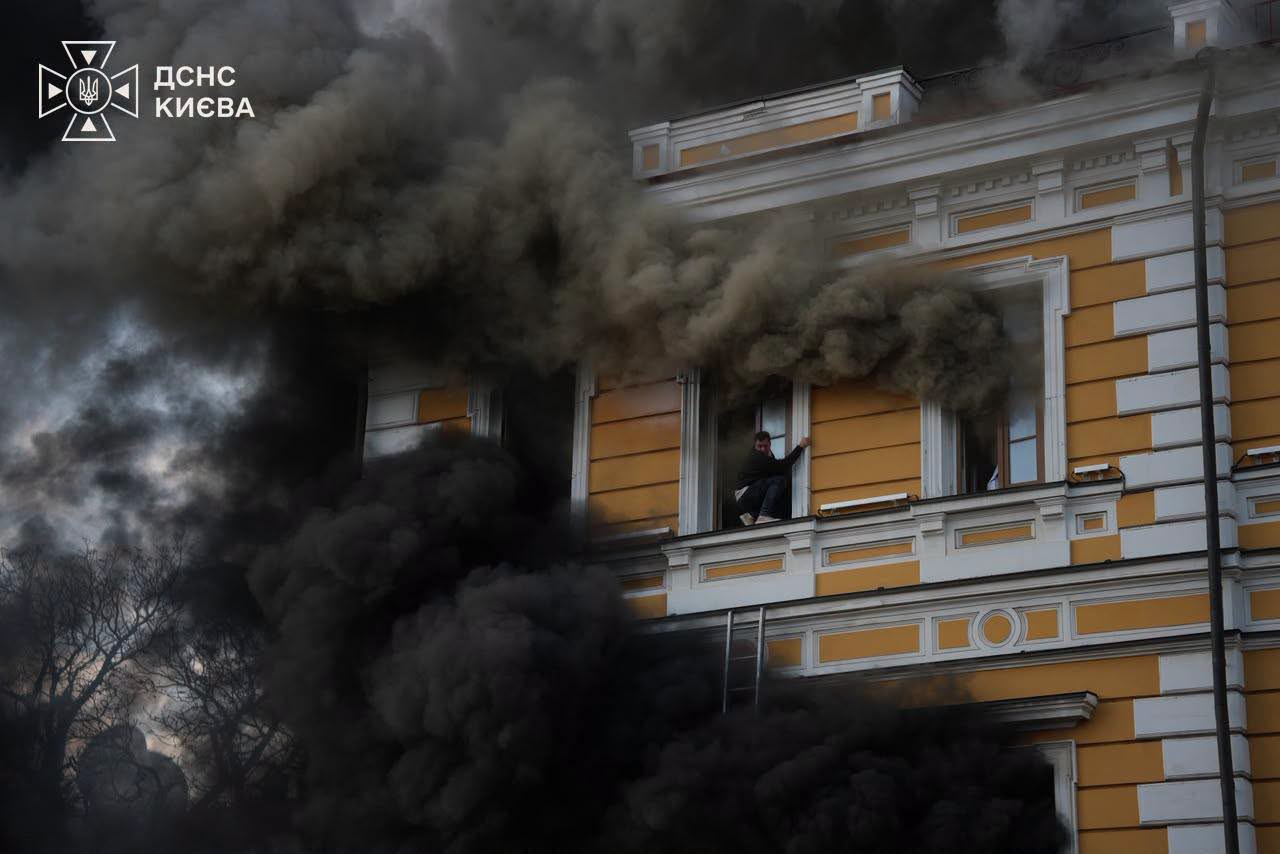 Atac rusesc asupra clădirii Academiei de Științe din Kiev: un mort și șase răniți, inclusiv copii