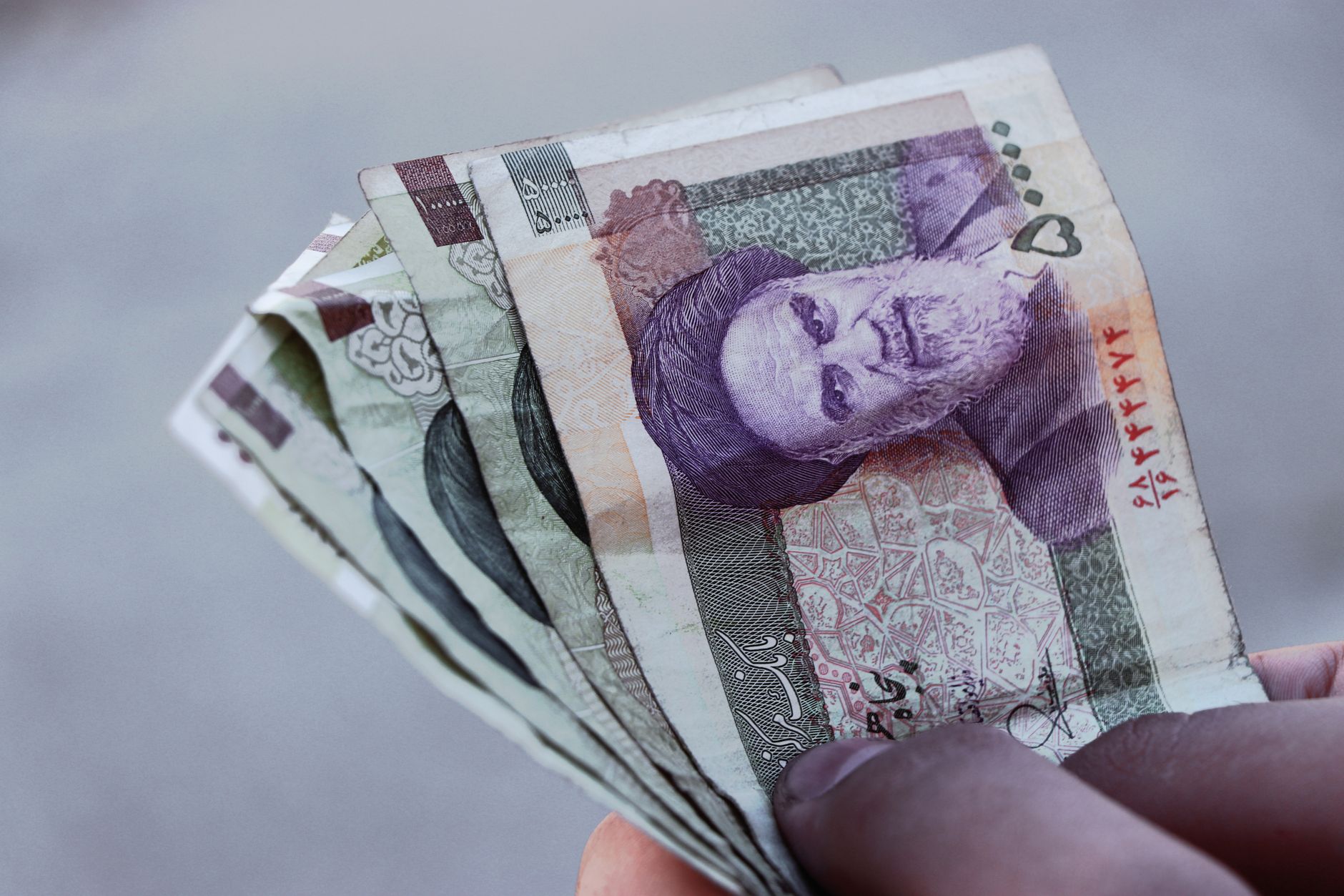 Deprecierea record a rialului iranian: moneda a atins pragul de 2,5 milioane de riali pentru un dolar