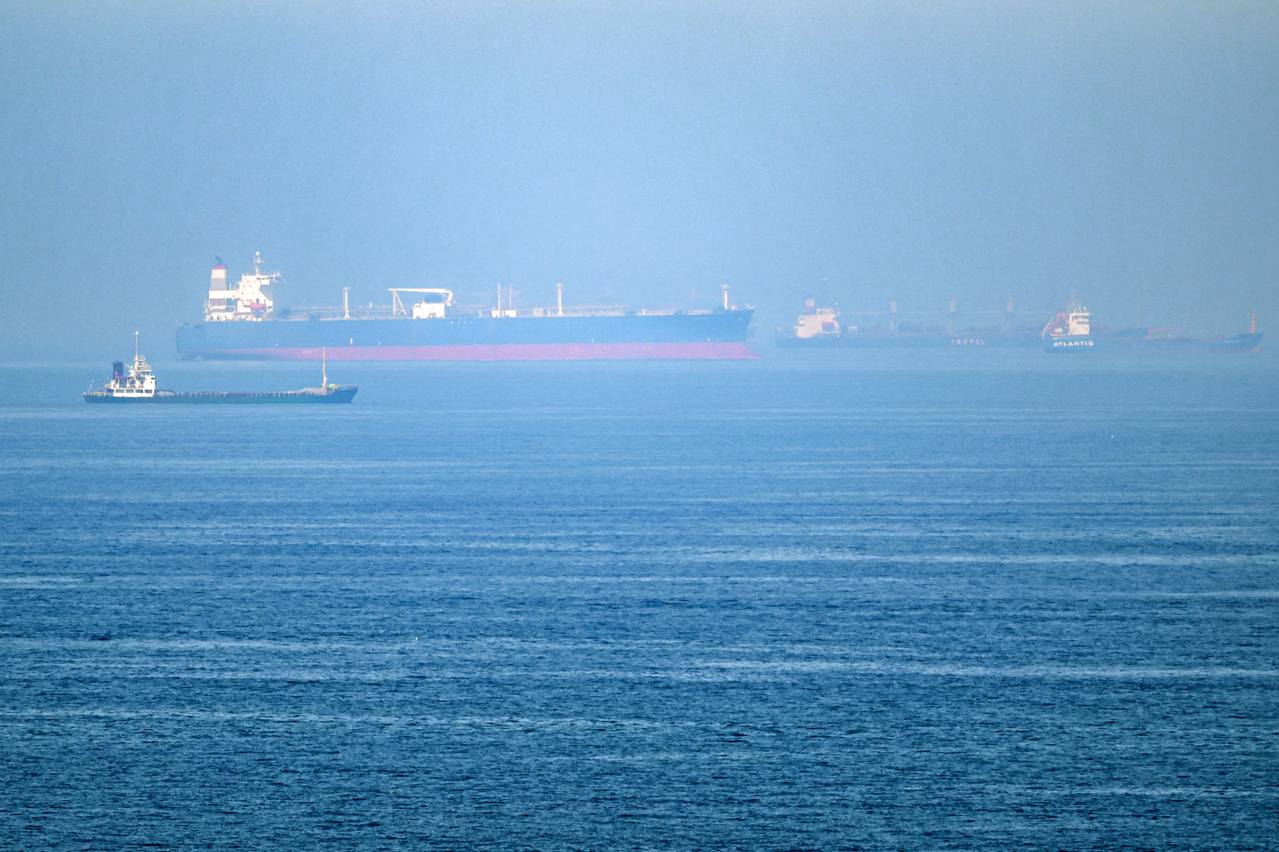 Incident maritim în Strâmtoarea Ormuz: trei petroliere sub pavilion liberian au fost lovite de proiectile