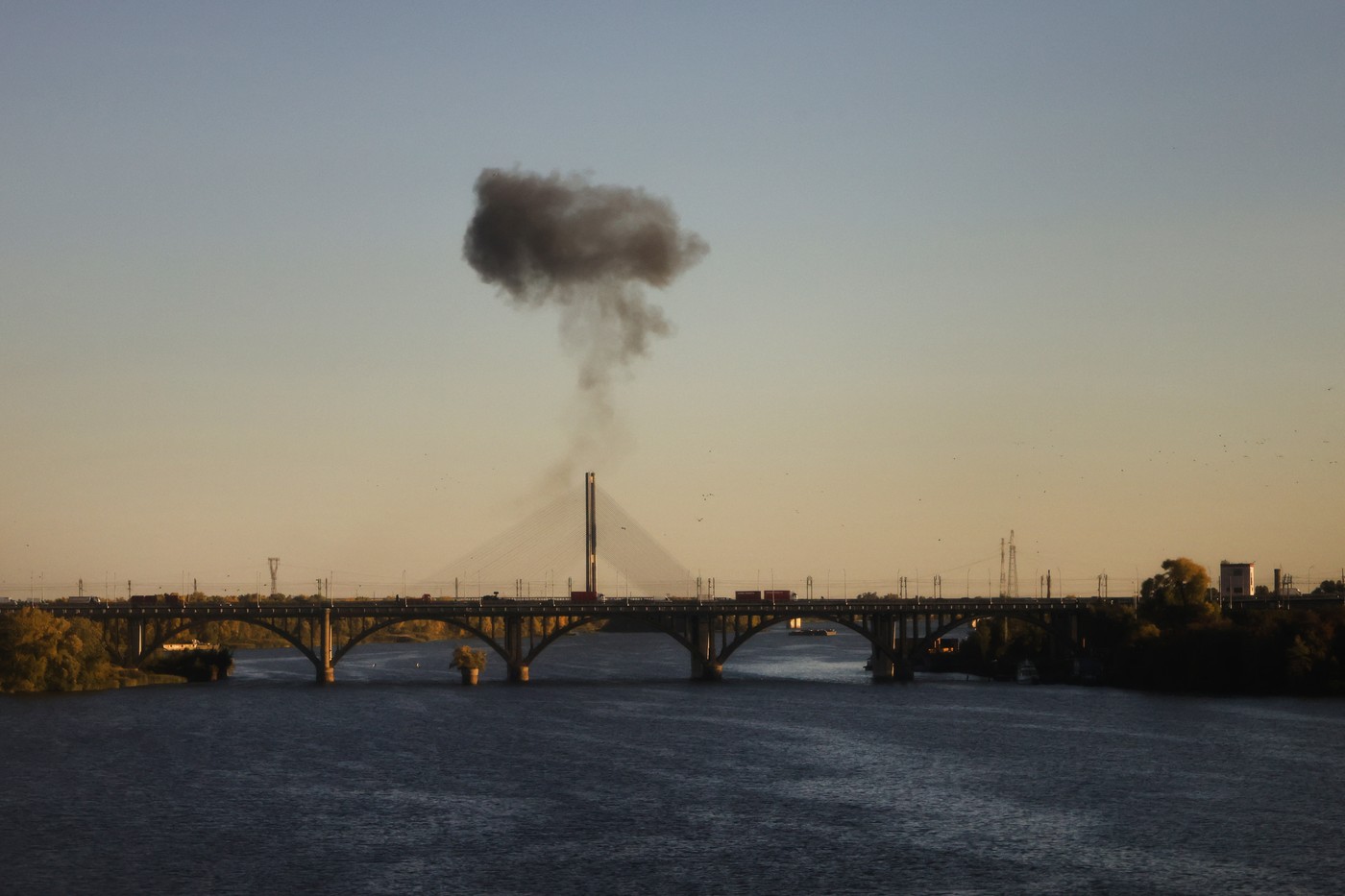 Atacuri rusești asupra infrastructurii critice din Kiev: Podul de Nord a fost lovit