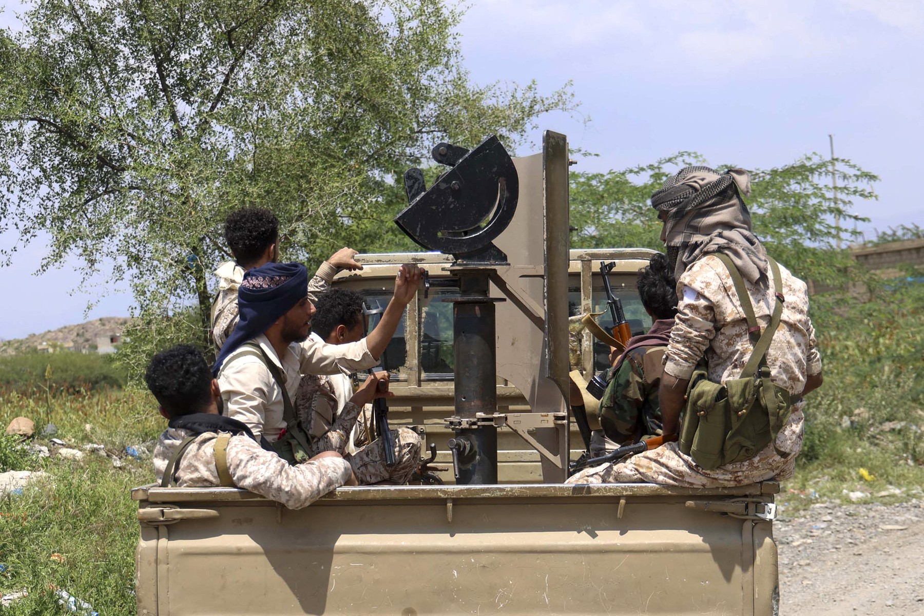 Guvernul Yemenului lansează ofensivă militară pentru recucerirea teritoriului ocupat de rebelii Houthi