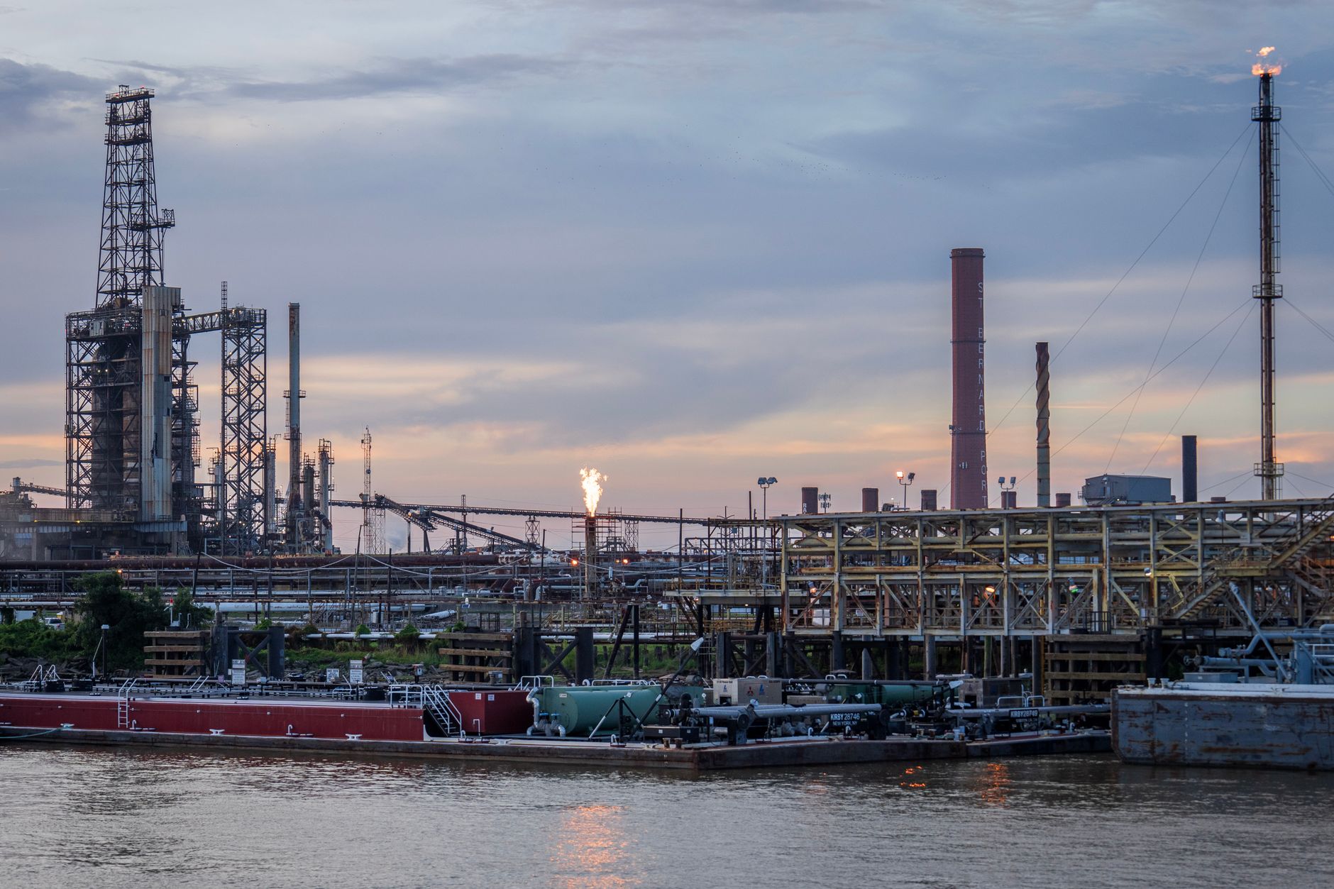 OPEC+ menține producția de petrol neschimbată în noiembrie, în contextul tensiunilor din Orientul Mijlociu