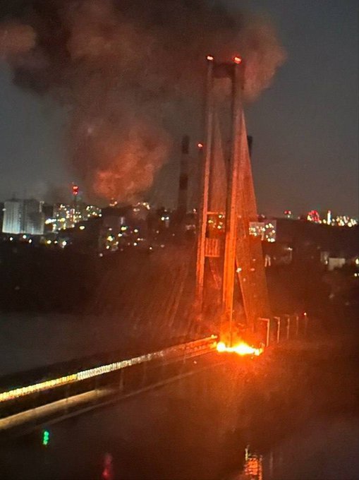 Resturi de drone rusești au provocat incendii în districtul Pecherskyi, în capitala Kiev